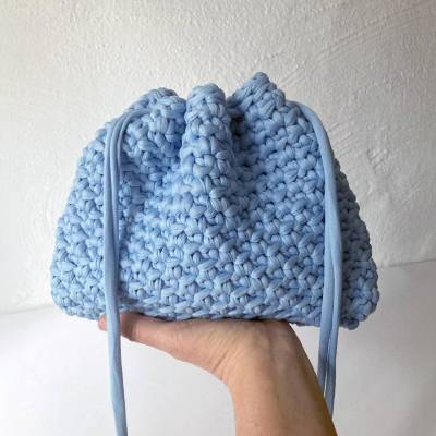 Pouch Bag hellblau gehäkelt – Chunky Clutch Unikat | Handmade Puffy Wolltasche