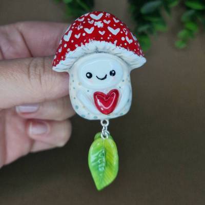 Magischer Fliegenpilz-Naturgeist – Handgefertigte Brosche aus Polymer Clay & UV-Harz