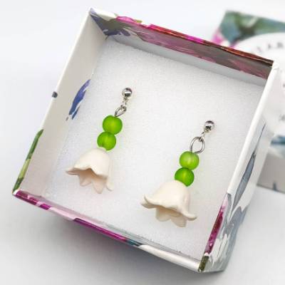 Maiglöckchen Ohrringe mit grünen Perlen,  Polymer Clay, Sterlingsilber, kleine Blumen-Ohrstecker