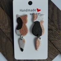 Katzenanhänger lang Modell Filli – Handgemachter Schmuck aus PolymerClay und Edelstahl