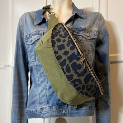 Handmade Crossbag  / Crossbody-Bag im stylischen Leo-Look "wunderbar" - dein neuer Lieblingsbegleiter