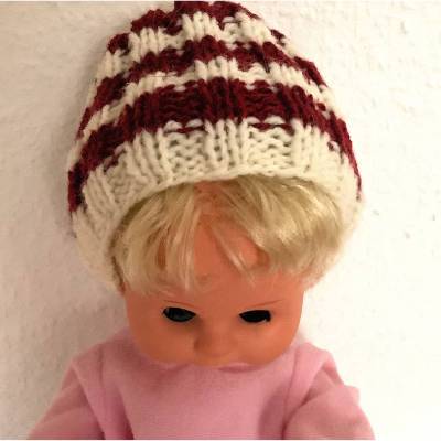 Puppenmütze in weinrot-beige-gestreift handgestrickt von Hobbyhaus