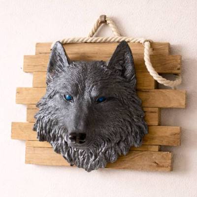 3D Wolfskopf aus Resin auf Altholz – 21 cm Unikat