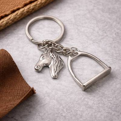 Steigbügel Schlüsselanhänger mit Pferdekopf – personalisierbar & edel