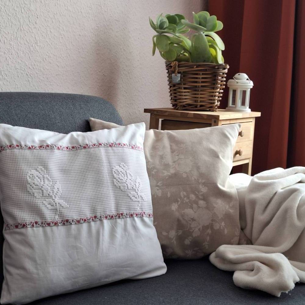 Kissenhülle weiß mit Häkelspitze, moderner Landhausstil