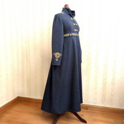 Wintermantel im Regency-Stil aus Wollmischung mit goldener Stickerei – Maßgeschneidert & gefüttert