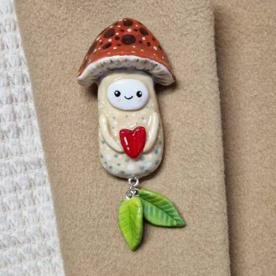 Einzigartige Waldpilz-Brosche handgefertigt – Glänzender Naturgeist aus Polymer Clay und UV-Harz