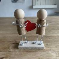 Hochzeits Figuren mit Herz, Holzfiguren, Liebes Geschenk