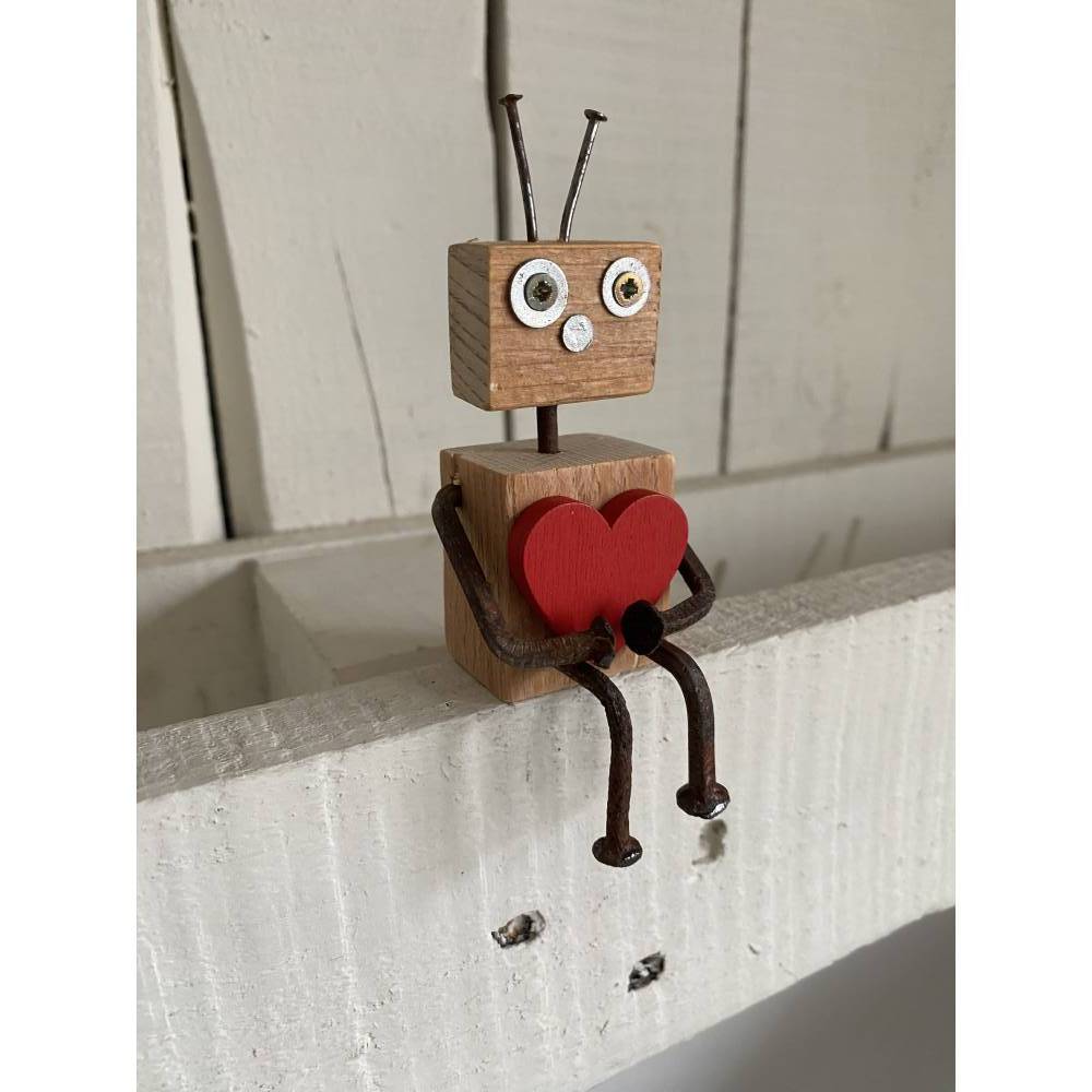 Kantensitzer mit Herz, Holzfigur Roboter, kleines Geschenk, Bild 1