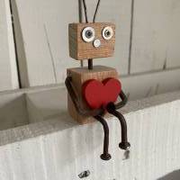 Kantensitzer mit Herz, Holzfigur Roboter, kleines Geschenk,