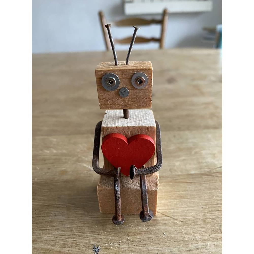 Kantensitzer mit Herz, Holzfigur Roboter, kleines Geschenk, Bild 3