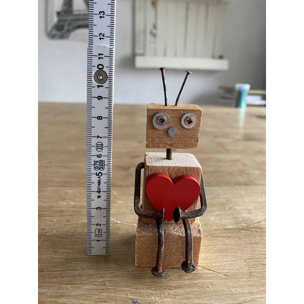 Kantensitzer mit Herz, Holzfigur Roboter, kleines Geschenk, Bild 4