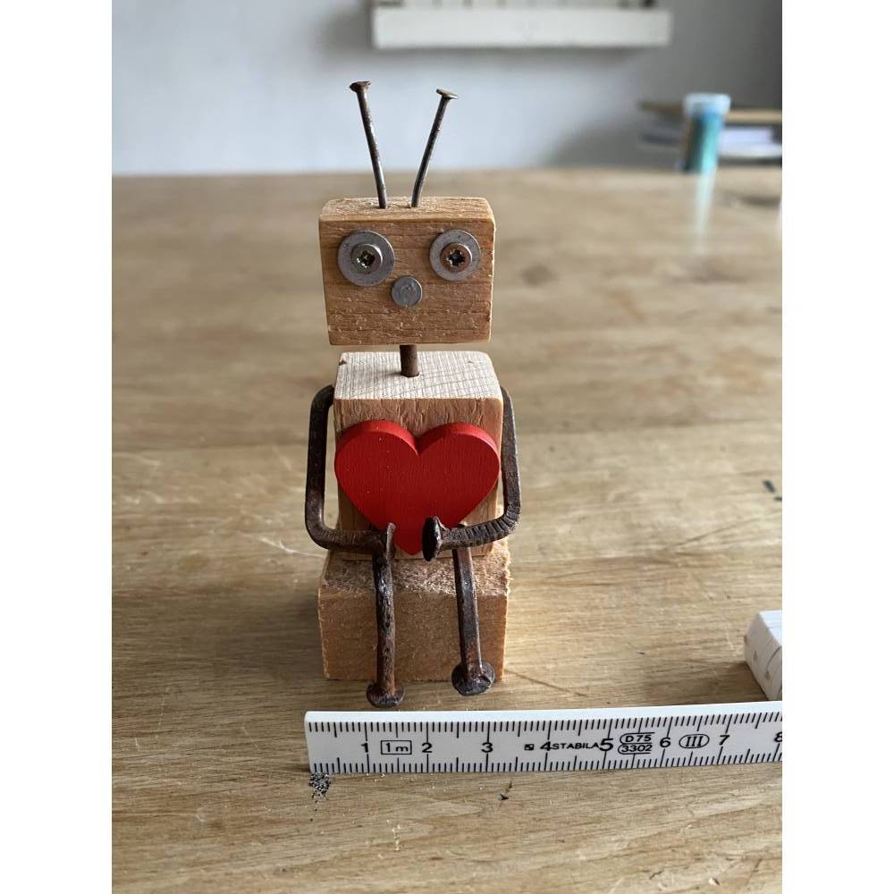 Kantensitzer mit Herz, Holzfigur Roboter, kleines Geschenk, Bild 5