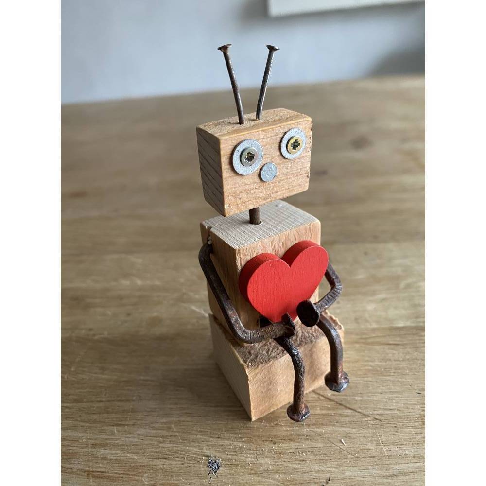 Kantensitzer mit Herz, Holzfigur Roboter, kleines Geschenk, Bild 7