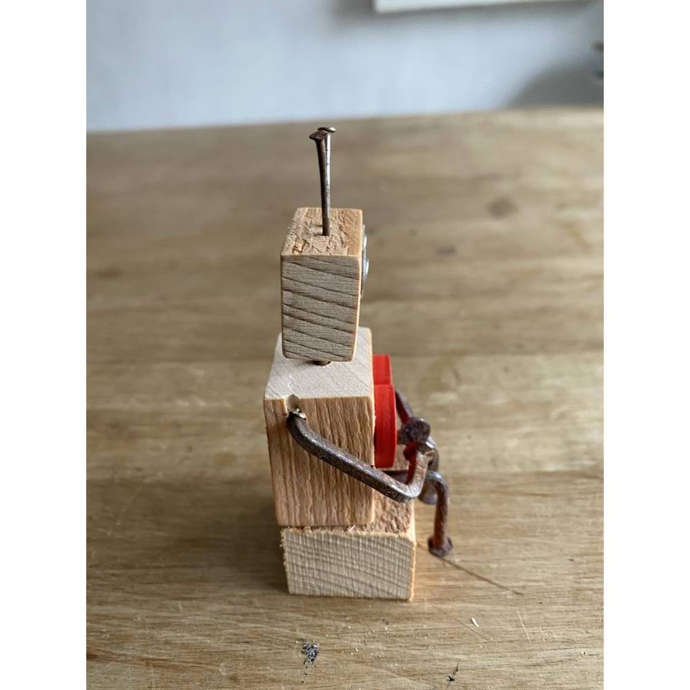 Kantensitzer mit Herz, Holzfigur Roboter, kleines Geschenk, Bild 8