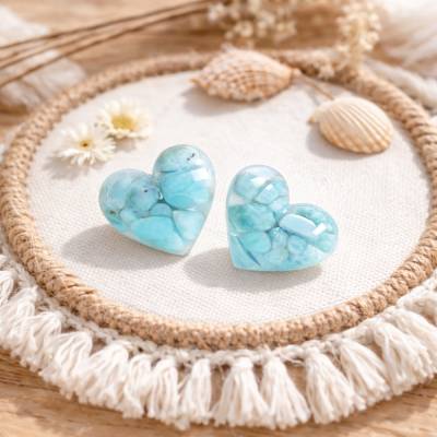Herz-Ohrringe aus Harz mit Larimar-Steinchen | Edelstahl-Stecker | 2×2 cm