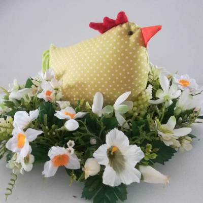 Genähtes Stoffhuhn im Seidenblumenkranz sitzend -Frühlingsdeko & Osterdeko