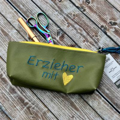 Erzieher mit Herz Federmäppchen grün Kunstleder als Abschiedsgeschenk