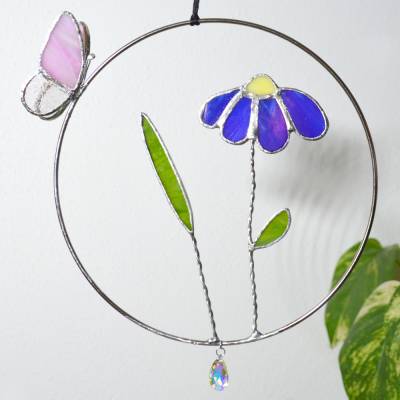 Sonnenfänger - Fensterschmuck mit blauer Blume und Schmetterling aus Buntglas