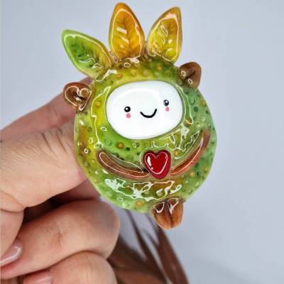 Naturgeist Anstecknadel – Handgemachte Brosche aus Polymer Clay mit UV-Harz-Finish, Unikat aus Mannheim