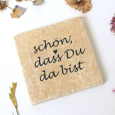 „schön, dass du da bist“ – Handgemachter Travertin-Untersetzer mit Schriftzug