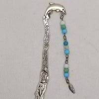 Lesezeichen Delfin, mit blau/weiß/türkis farbigen Perlen, 12 cm