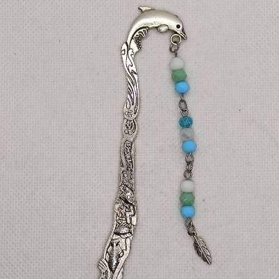 Lesezeichen Delfin, mit blau/weiß/türkis farbigen Perlen, 12 cm