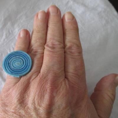 Einzigartiger Ring aus Papier