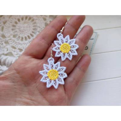 Weiße gelbe Lace Gänseblümchen Ohrringe – federleicht, handgestickt, Spitzen-Blüten Schmuck