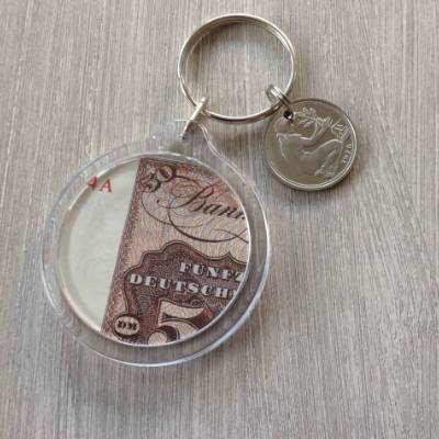 Vintage Schlüsselanhänger mit 50-Pfennig-Stück und 50-Mark-Schein-Duplikat
