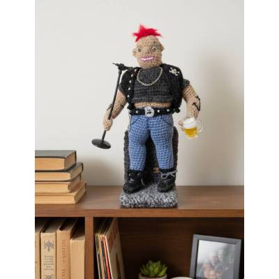 Punk Rock Sammlerstück DIGGI – Handgefertigte Künstlerpuppe, Sänger mit Iro & Tattoos