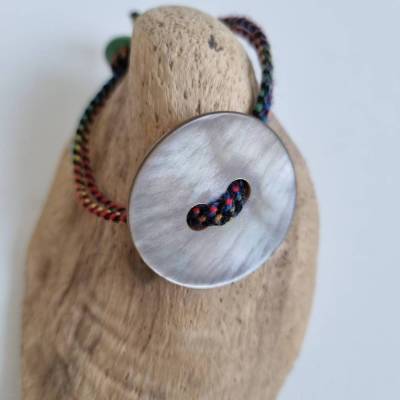 Kumihimo Armband mit großem Perlmuttknopf, Flechtarmband als eyecatcher