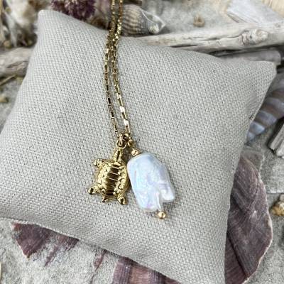 „Turtle“ - Goldfarbene Edelstahl-Halskette mit Süßwasserperle und Schildkröte