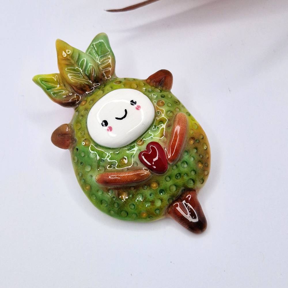 Einzigartige Naturgeist-Brosche handgefertigt – Glänzendes Unikat aus Polymer Clay & UV-Harz Bild 3