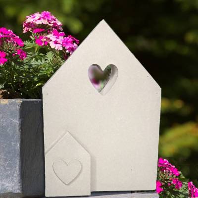 Betonhaus Steinhaus mit Herz – Handgefertigte Betondeko für Garten & Zuhause