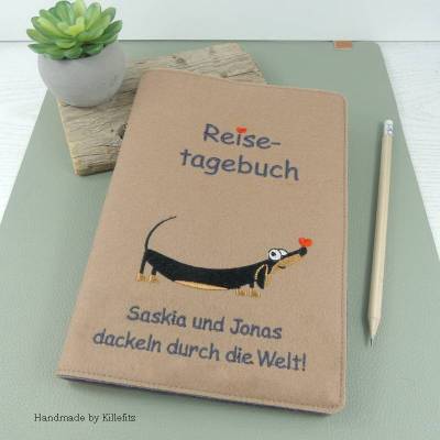 Reisetagebuch personalisiert aus Filz mit Dackel – humorvolles Geschenk für Weltenbummler