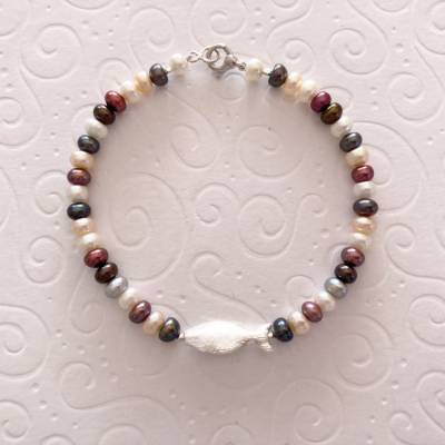 Buntes Perlenarmband mit Fisch aus Sterling Silber – Zuchtperlen, 19 cm, Unikat Handarbeit, Geschenkidee