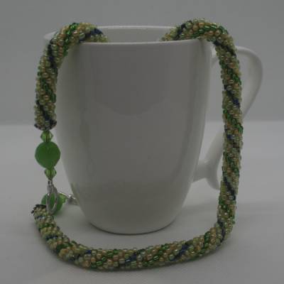 Schmuckset Vorfrühling handgefädelt: Halskette & Armband in Schlauchtechnik