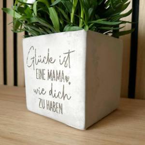 Blumentopf Beton-Optik mit Gravur – Glück ist eine Mama wie dich zu haben – personalisiertes Geschenk Muttertag