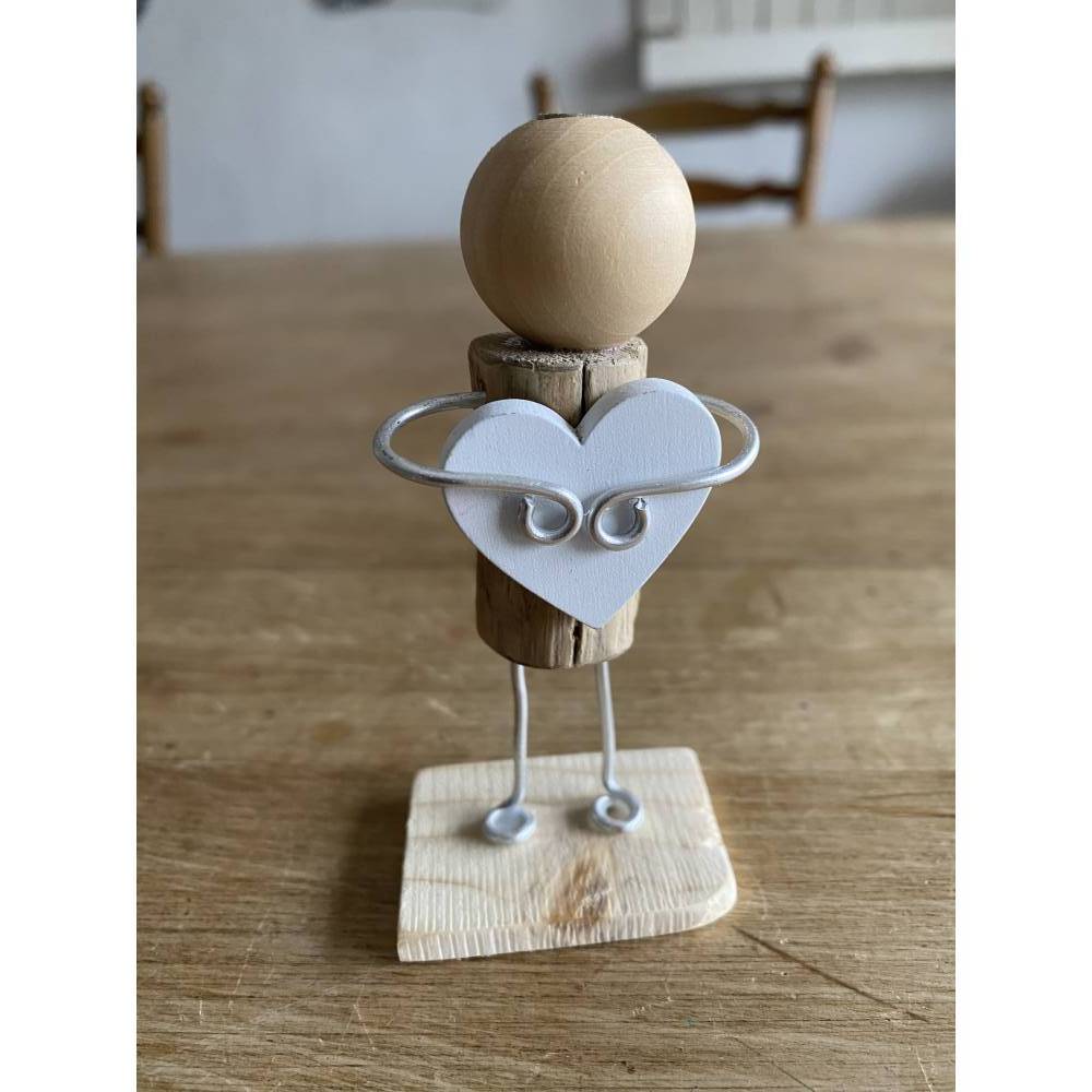Figur mit Herz, Geschenk für liebe Freunde, kleines Mitbringsel, Holzfiguren Bild 1