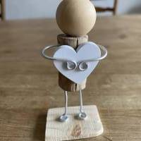 Figur mit Herz, Geschenk für liebe Freunde, kleines Mitbringsel, Holzfiguren