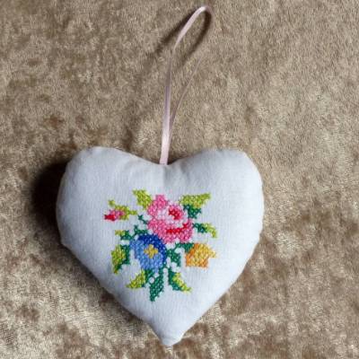 Genähtes Herz aus alter Mitteldecke mit gesticktem Blumenmuster – Upcycling & Handarbeit