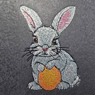 Osterhase mit Ei 18x18cm bzw. 20x20cm– Filigrane Stickdatei für kreative Osterdeko & Geschenke