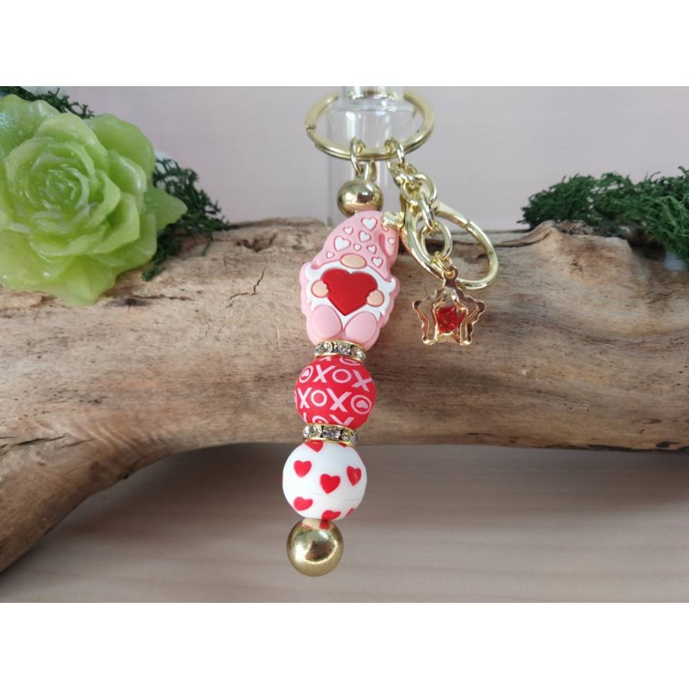 Valentinstaggeschenk Schlüsselanhänger Wichtel mit Herz in Rosa und Rot aus Silikon – Perfekt als Geschenk Bild 1