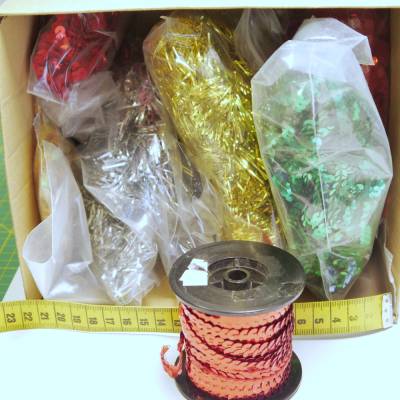 Konvolut Glitzerborten & Paillettenbänder in verschiedenen Farben