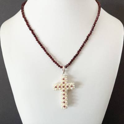 Granatkette mit Perlenkreuz Anhänger, 46 cm lang, rote Edelsteinkette mit Kreuzanhänger aus Zuchtperlen, Geschenk Frau