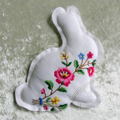 Upcycling Osterhase nähen – Deko aus einer alten Mitteldecke mit Blumenmuster