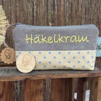 Häkelkram Mäppchen Tilda gelb-blau gepunktet  – Schlampermäppchen, Stiftemappe, Federmappe, individuell bestickt