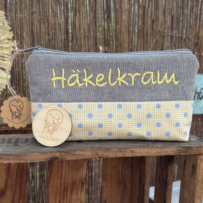 Häkelkram Mäppchen Tilda gelb-blau gepunktet  – Schlampermäppchen, Stiftemappe, Federmappe, individuell bestickt