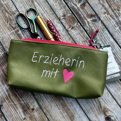 Erzieherin mit Herz Federmäppchen grün Kunstleder als Abschiedsgeschenk mit Leo